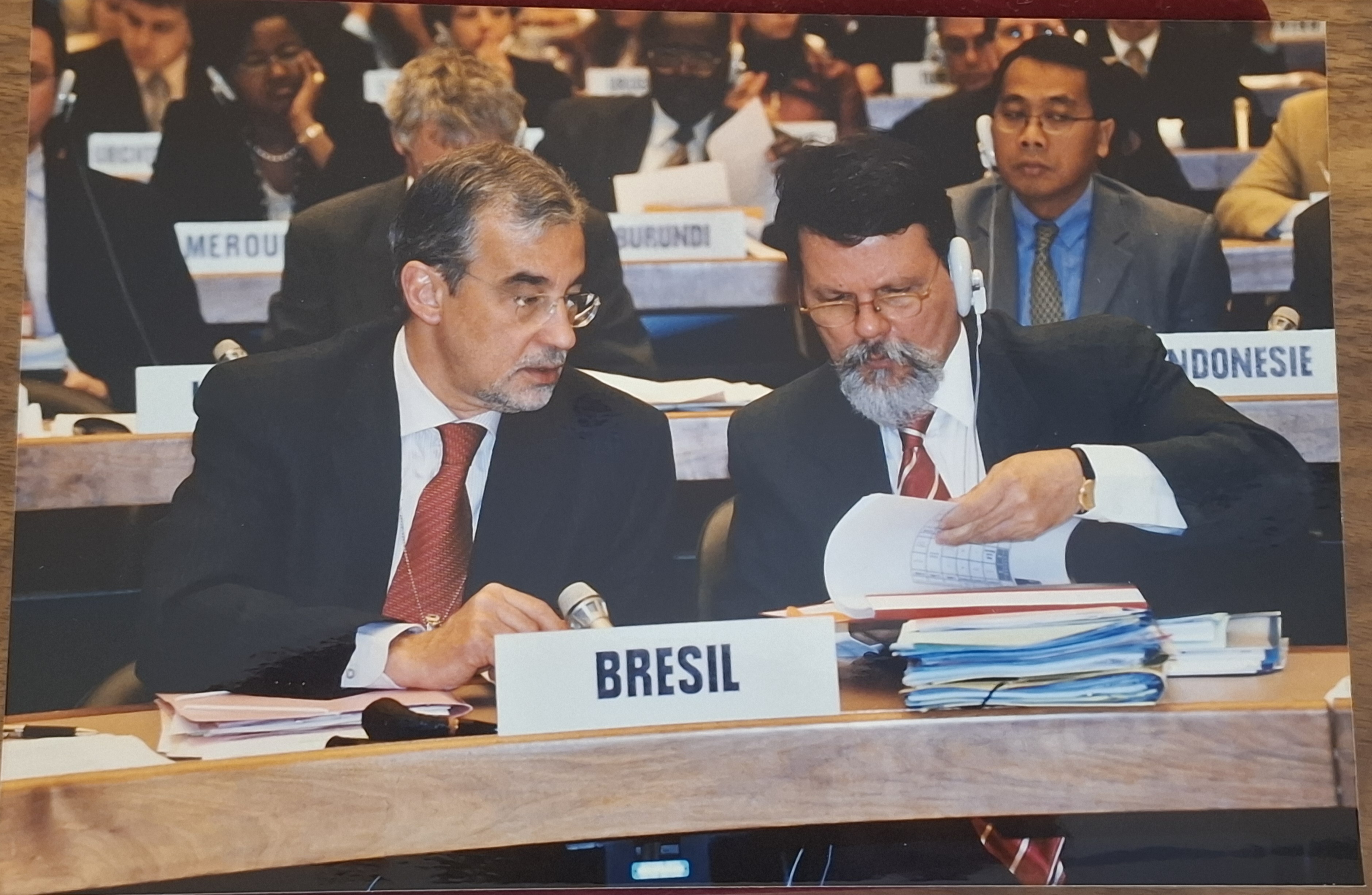 Foto de Carlos Paranhos representando a delegação brasileira durante reunião na Organização das Nações Unidas, em Genebra. Ao seu lado, está o diplomata Antonio Carlos do Nascimento Pedro.